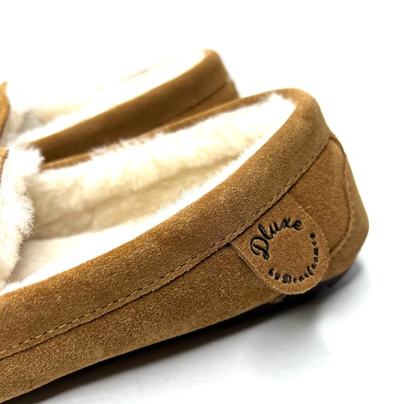 Dearfoams Women’s Dluxe Fernie Genuine Shearling Moccasin Slippers Tan 6 - Picture 9 of 9